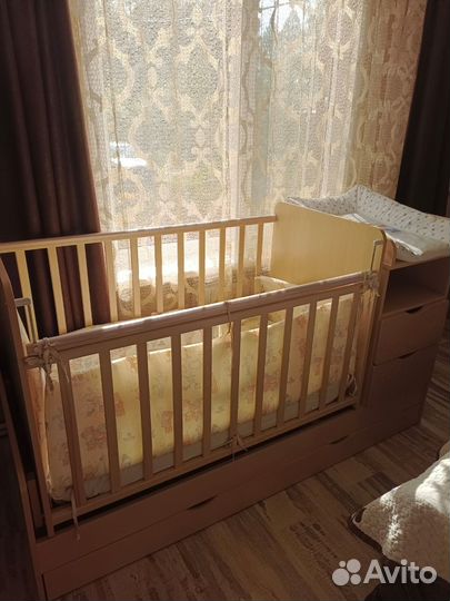 Детская кроватка с маятником и пеленальным столико