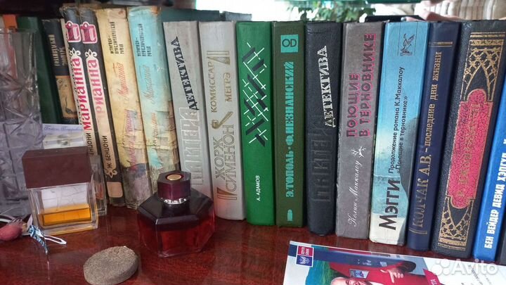 Много разных книг; детективы, садоводство, романы