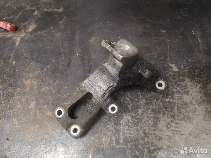 Кронштейн подушки двигателя правый Audi Q5 A4 A5
