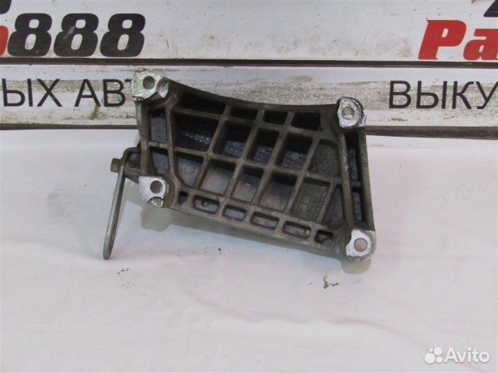 Кронштейн двигателя правый Opel Astra H универсал