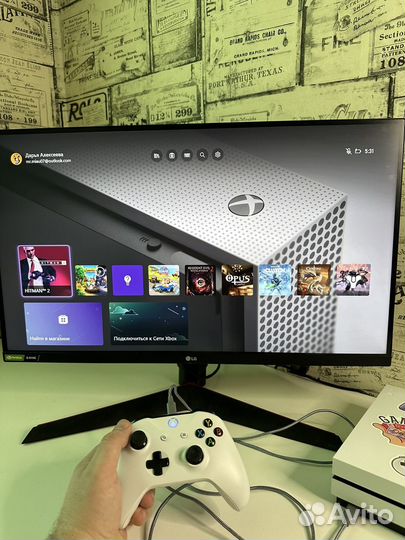 Xbox One S 1Tb / 2 геймпада и игры