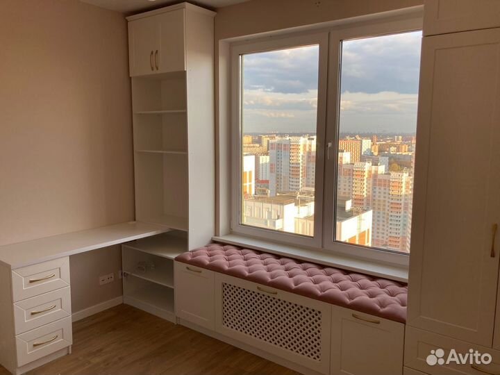 Детская рабочая зона у окна