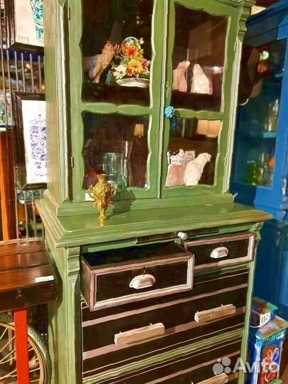 Буфет антикварный зеленого цвета