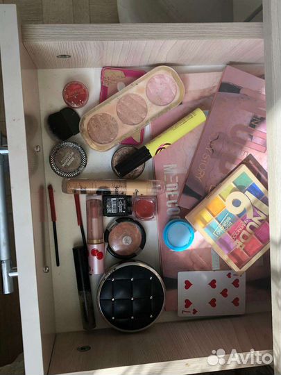 Туалетный столик с зеркалом