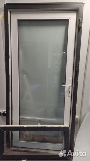 Пластиковая дверь