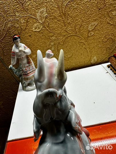 Фарфоровая статуэтка