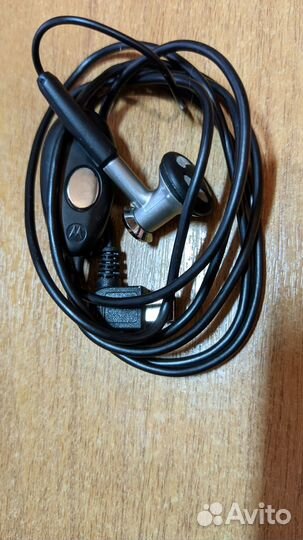 Две гарнитуры для LG и Motorola