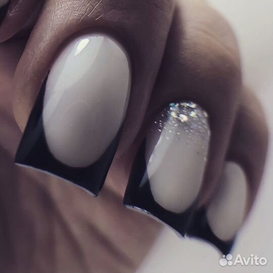 Мастер маникюра в салоне