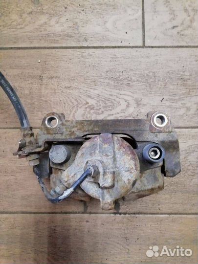 Суппорт тормозной передний правый Renault Laguna 2