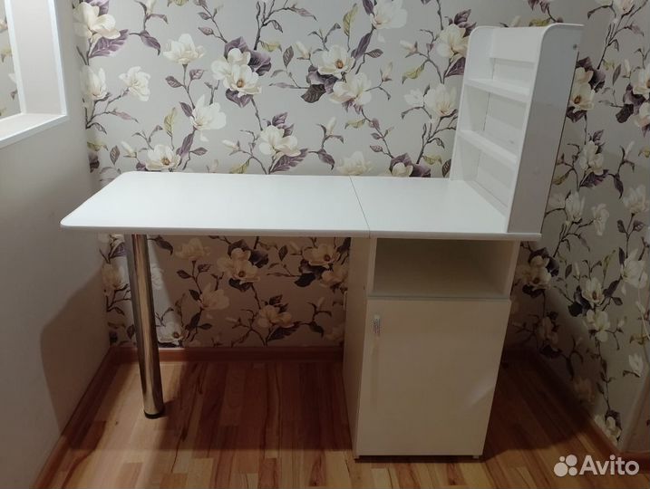 Маникюрный стол