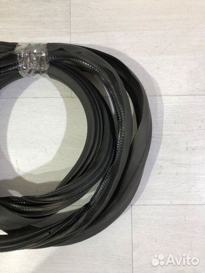 Уплотнитель двери передний правый skoda yeti 1.2 D