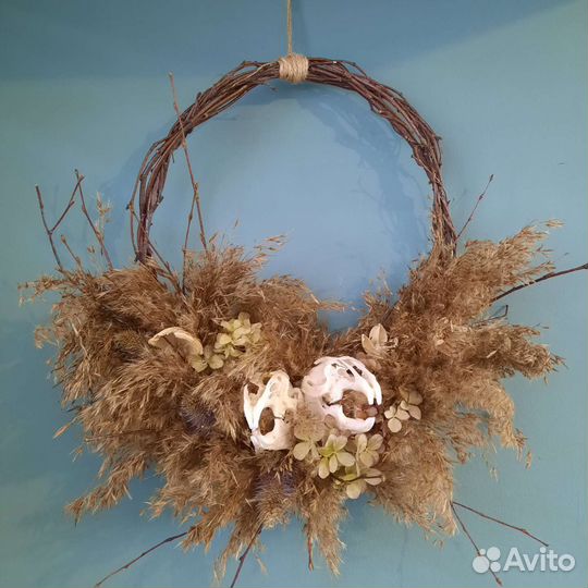 Венок из сухоцветов и черепов кроликов