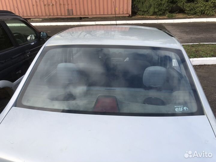 Заднее стекло на Renault Logan 1