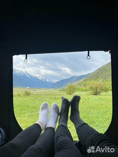 Внедорожник с палаткой на крыше на Кавказе