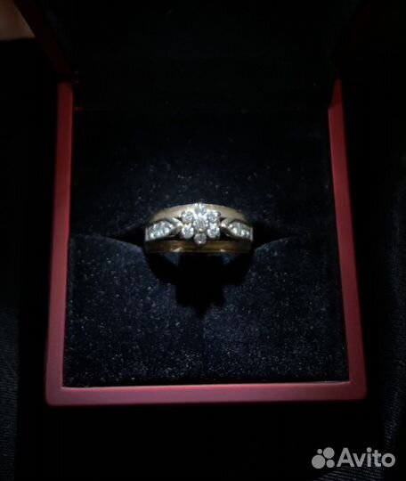 Золотое кольцо с бриллиантом