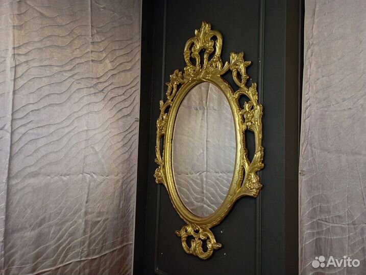 Зеркало в эффектной золотой металлической раме