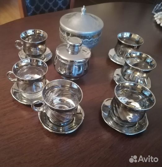 Продается набор чашек, конфетница и сахарница