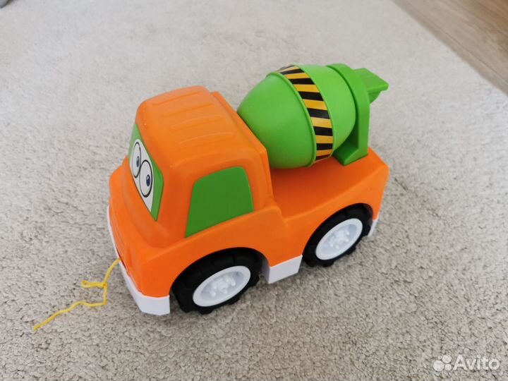 Игрушки для малыша (кубики, машинки, горка)