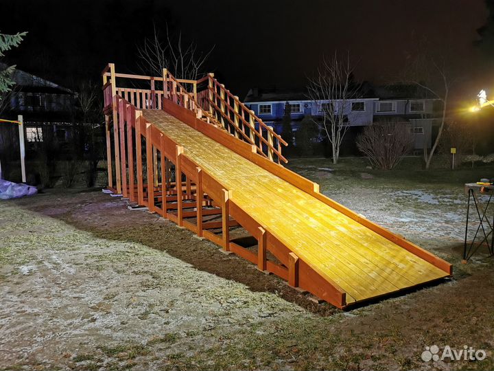 Зимняя деревянная горка ледянка