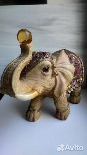 Крупная статуэтка слон, украшенная камнями