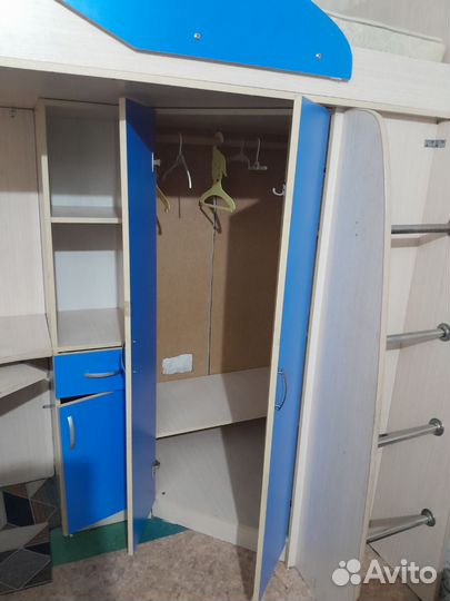 Детская кровать с встроеными столом и шкафом