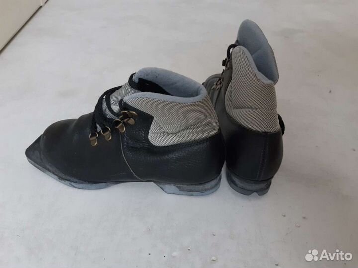 Лыжные ботинки, размер 35
