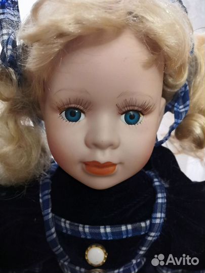 Фарфоровая кукла