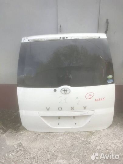 Дверь багажника Toyota Voxy AZR65