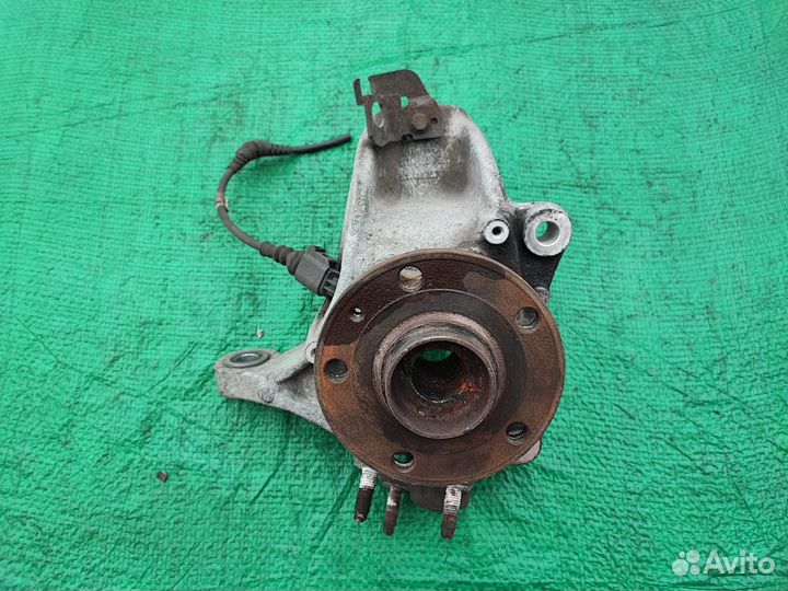 Кулак передний правый VW Passat CC, B6, B7