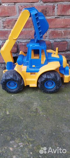 Трактор игрушка