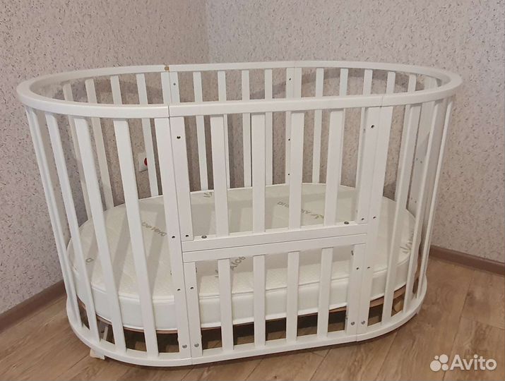 Детская кроватка с маятником