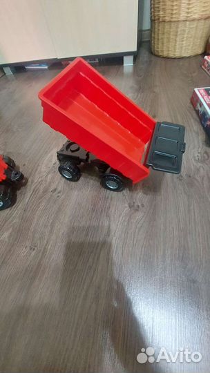 Трактор с ковшом и прицепом 