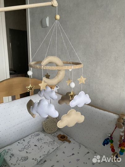 Мобиль на кроватку из фетра и кронштейн