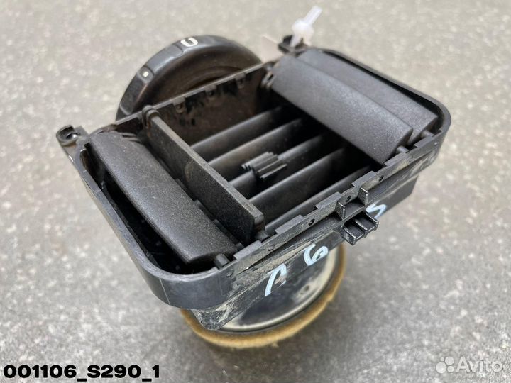 1440718 Вентиляционное отверстие правое на панели