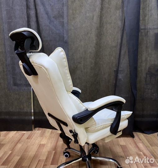 Офисное кресло с подголовником