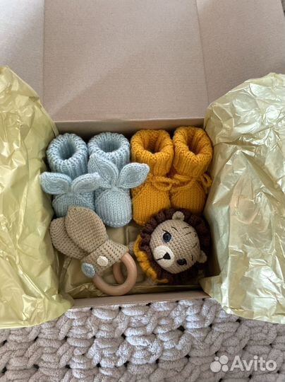 Вязаная погремушка, пинетки, плед, новые