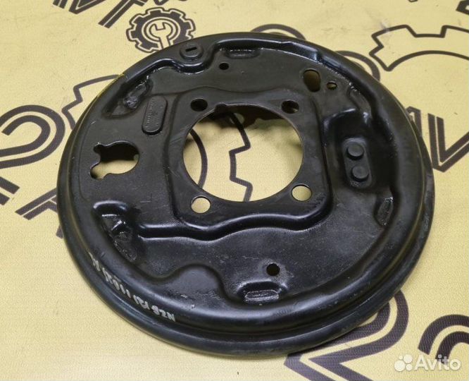 Щиток тормозного механизма задний левый Toyota