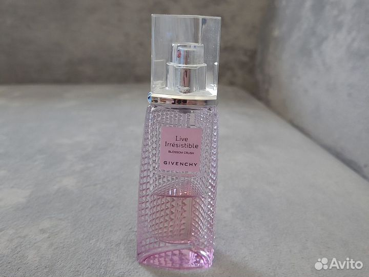 Парфюм Givenchy live irresistible blossom crush