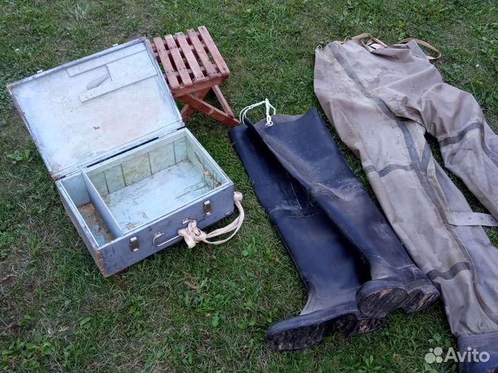 Рыболовный ящик, сапоги