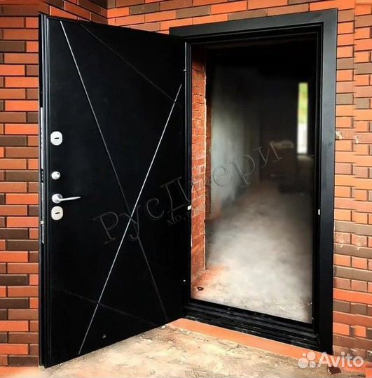 Трехконтурная металлическая входная дверь