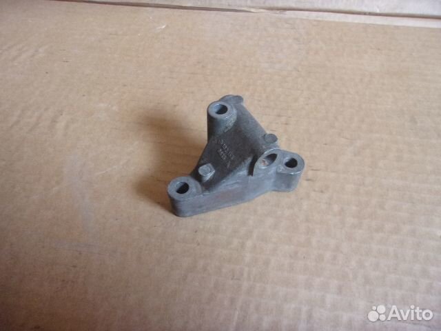 Мерседес 124, М102 кронштейн генератора нижний