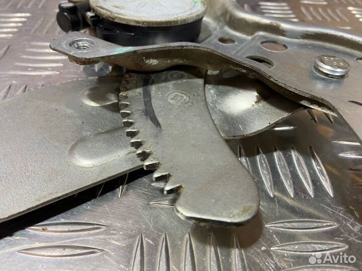 Стеклоподъемник Suzuki SX4 1