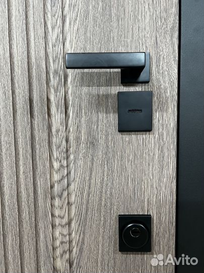 Входная квартирная дверь со скрытыми петлями