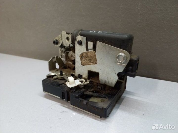 Замок двери задний правый Renault Logan 2010