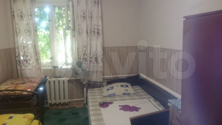 Комната 18 м² в 8-к., 1/2 эт.