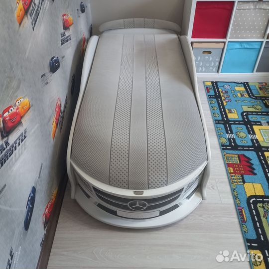 Детская кровать машина