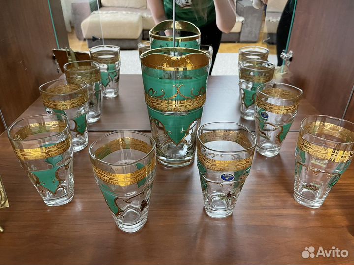 Хрустальные стаканы с лимонадницей