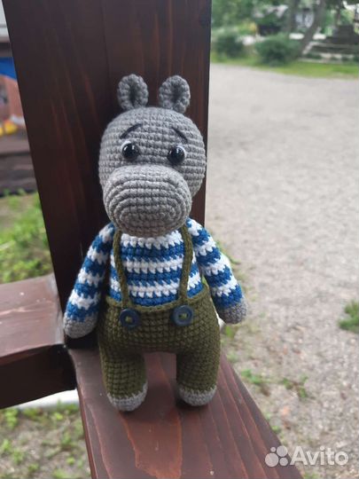 Вязаная игрушка бегемот