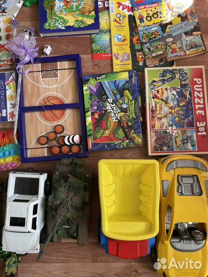 Игрушки машинки книги пазлы коробкой