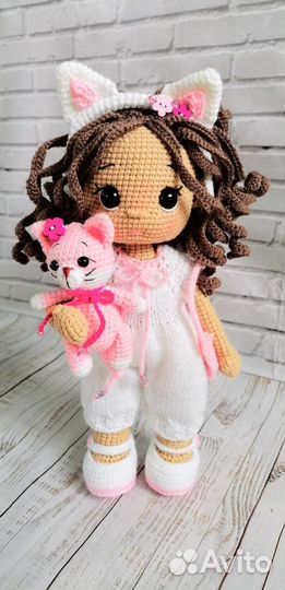 Вязаная кукла ручной работы